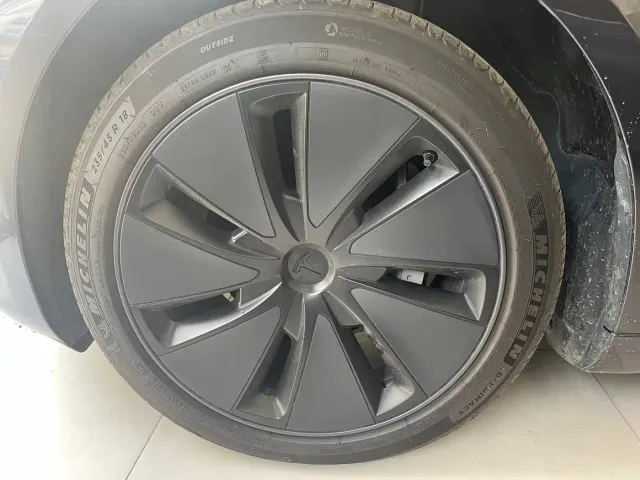 Tesla Model 3 — Фото автомобиля 11