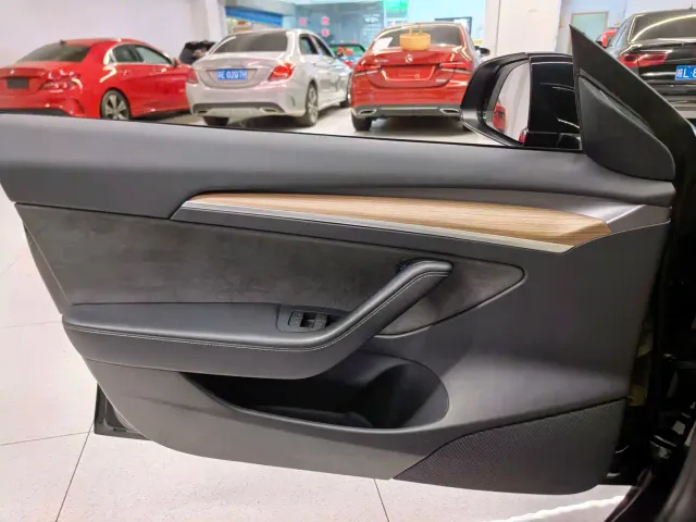 Tesla Model 3 — Фото автомобиля 11