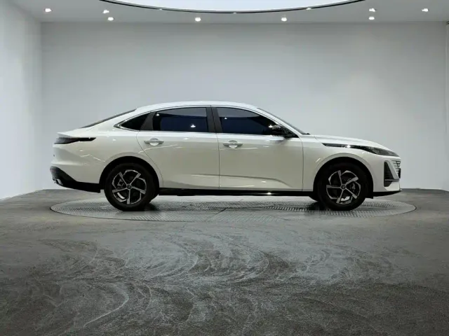 Changan Eado — Фото автомобиля 4