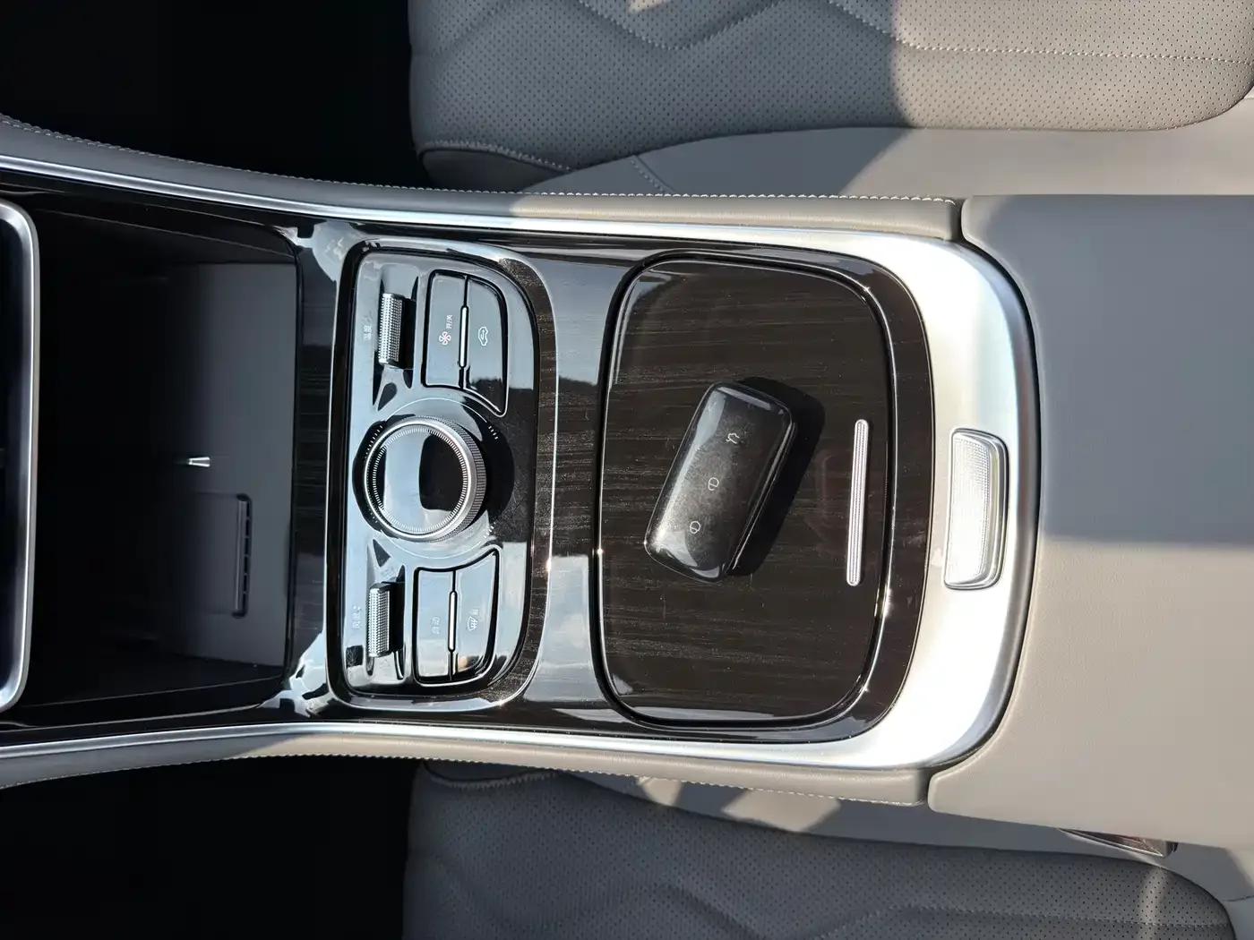 Geely Galaxy Galaxy A7 2025 EM-i 150km Explorer+ Edition — Фото автомобиля 22