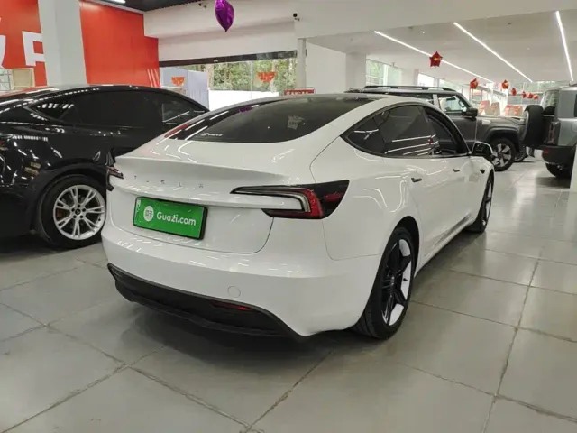 Tesla Model 3 — Фото автомобиля 6
