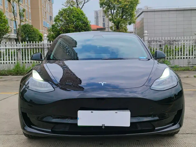 Tesla Model 3 — Фото автомобиля 2