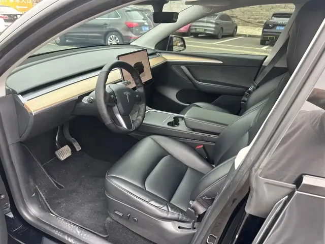 Tesla Model Y — Фото автомобиля 5