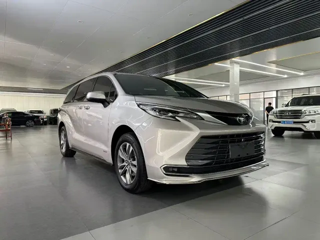 Toyota Sienna — Фото автомобиля 3