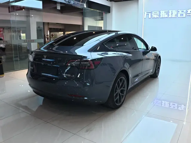 Tesla Model 3 — Фото автомобиля 10