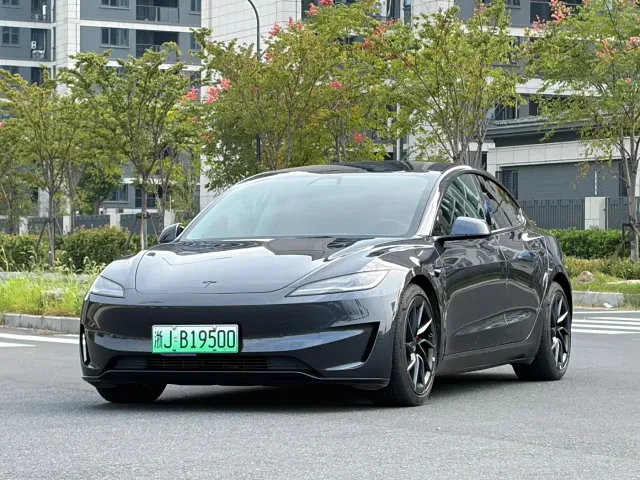 Tesla Model 3 — Фото автомобиля 2