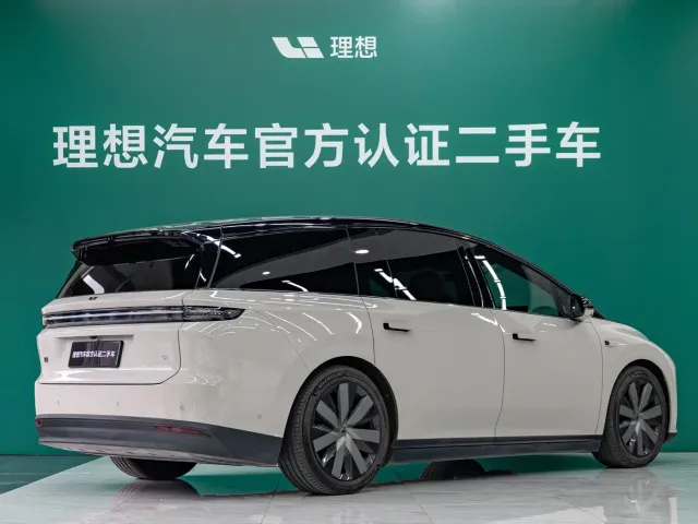 Li Auto i8 — Фото автомобиля 11