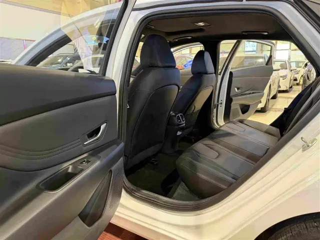 Hyundai Elantra — Фото автомобиля 5
