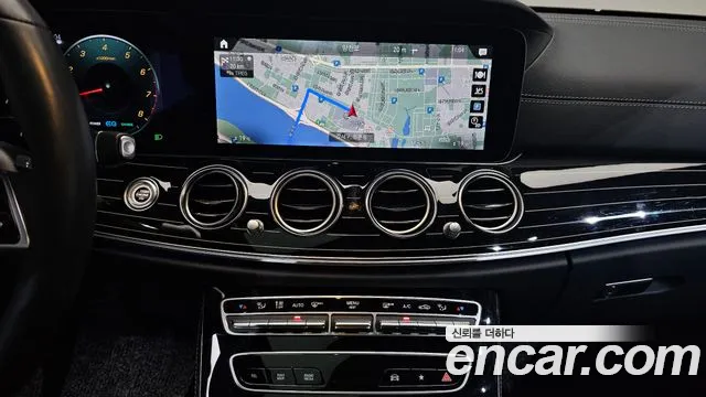 Mercedes-Benz E-Class — Фото автомобиля 12