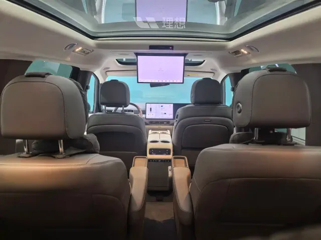 Li Auto MEGA — Фото автомобиля 14