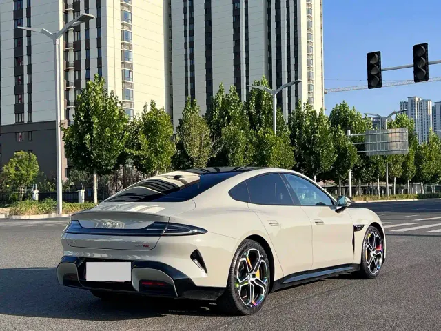 Xiaomi SU7 — Фото автомобиля 16