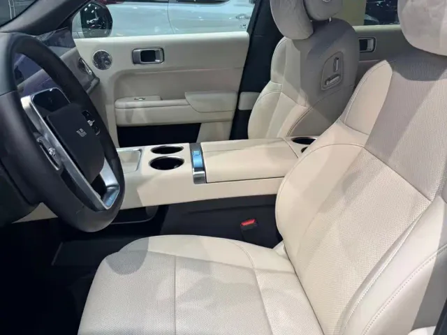 Li Auto L8 — Фото автомобиля 12