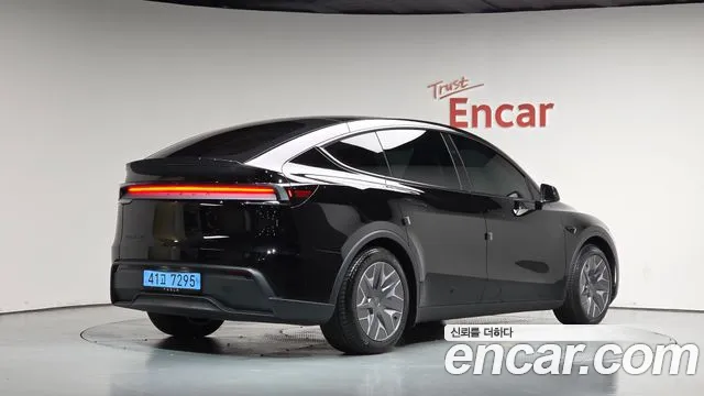 Tesla Model Y — Фото автомобиля 2