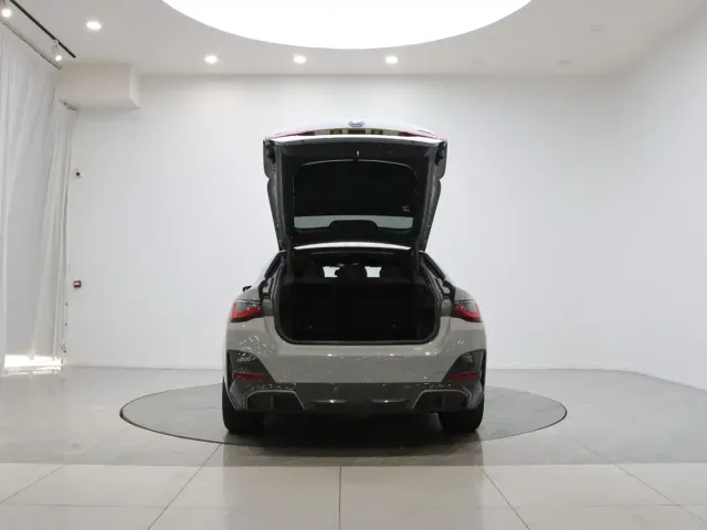 BMW i4 — Фото автомобиля 9