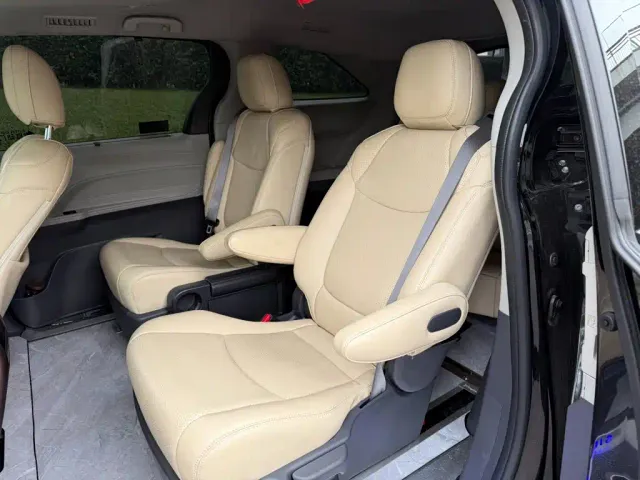 Toyota Sienna — Фото автомобиля 12