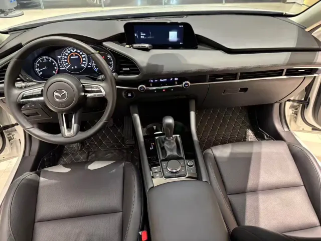 Mazda Axela — Фото автомобиля 12