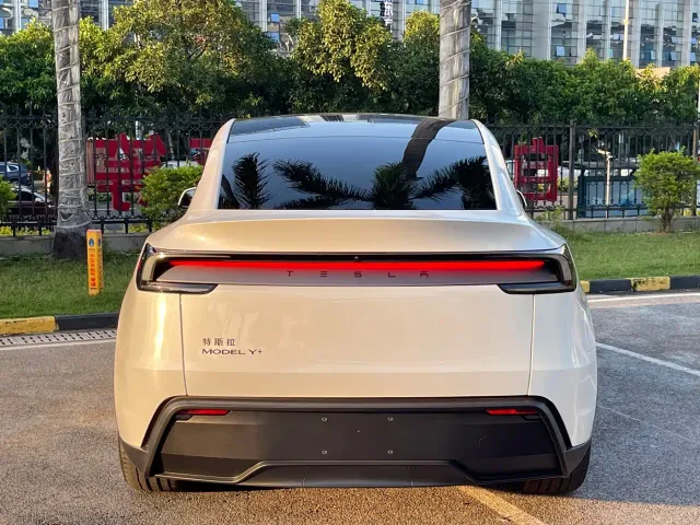Tesla Model Y — Фото автомобиля 12