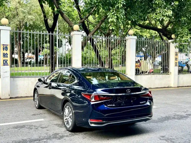 Lexus ES — Фото автомобиля 9