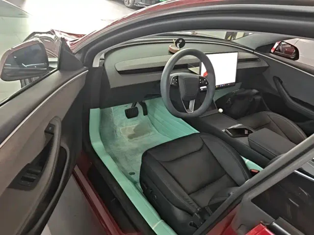 Tesla Model 3 — Фото автомобиля 15