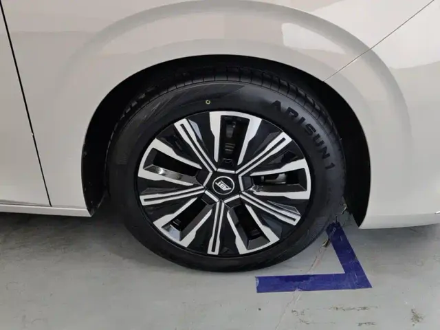 Wuling Starlight 730 — Фото автомобиля 6