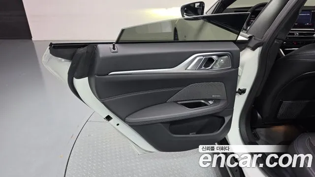 BMW i4 — Фото автомобиля 14