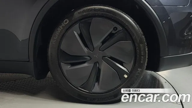 Tesla Model Y — Фото автомобиля 21