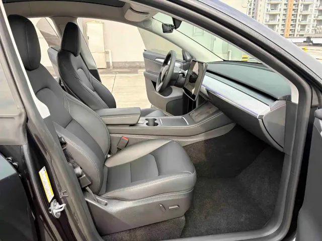 Tesla Model Y — Фото автомобиля 13