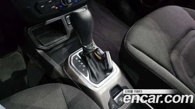Jeep Renegade — Фото автомобиля 9