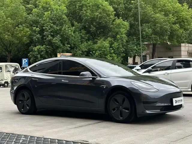 Tesla Model 3 — Фото автомобиля 3