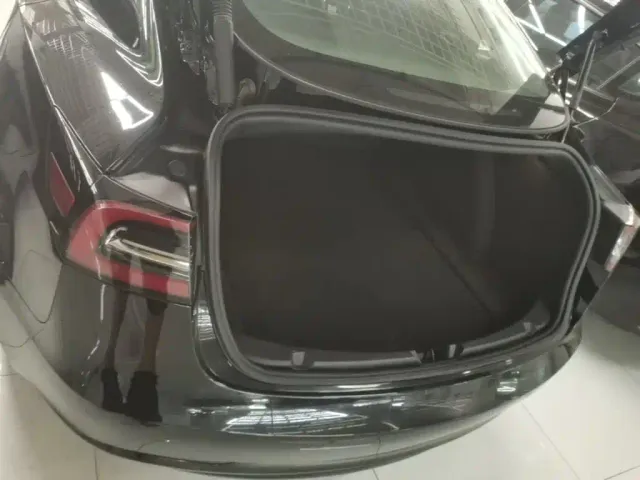 Tesla Model 3 — Фото автомобиля 18