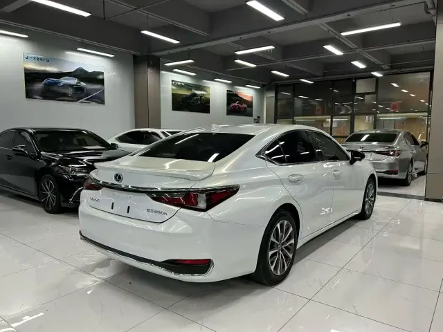 Lexus ES — Фото автомобиля 7