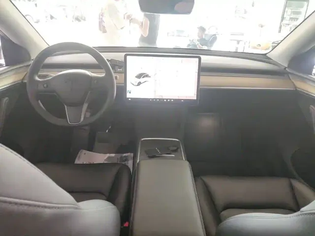 Tesla Model Y — Фото автомобиля 9