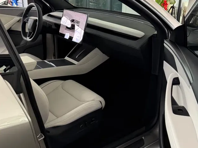 Tesla Model Y L — Фото автомобиля 8