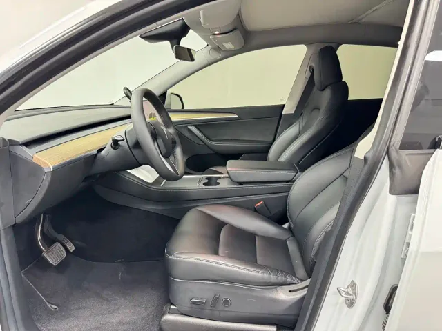 Tesla Model Y — Фото автомобиля 13