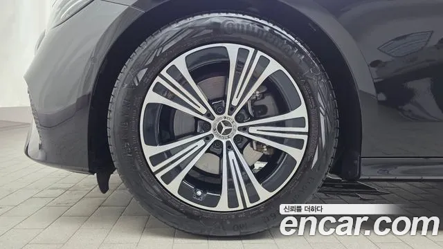 Mercedes-Benz E-Class — Фото автомобиля 3