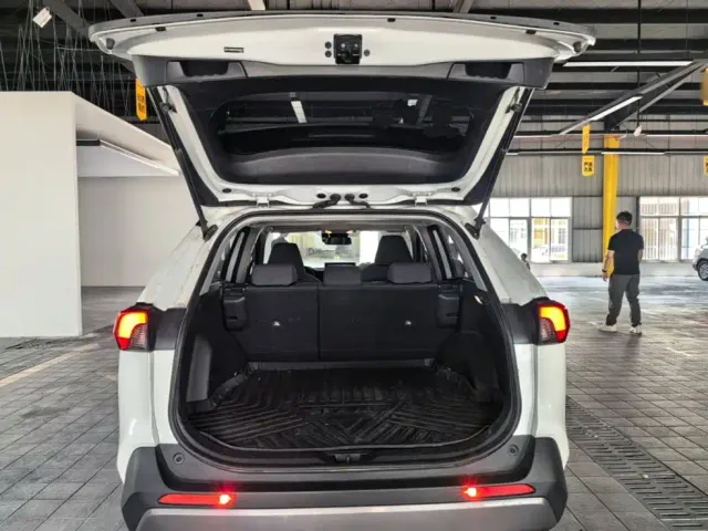 Toyota RAV4 — Фото автомобиля 18