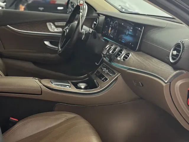Mercedes-Benz E-Class — Фото автомобиля 7