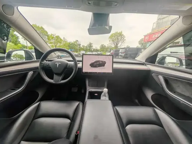 Tesla Model Y — Фото автомобиля 4