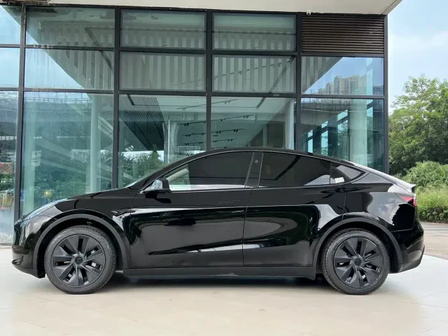 Tesla Model Y — Фото автомобиля 3