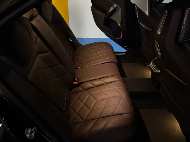 BMW BMW i7 2023 eDrive50L Premium Luxury Package — Фото автомобиля 6