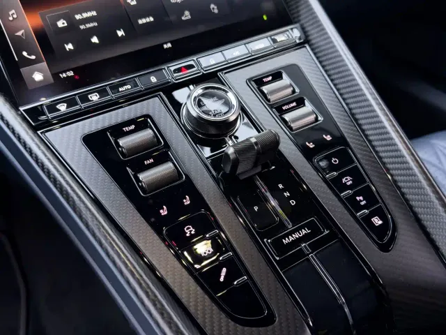 Aston Martin DB12 — Фото автомобиля 25