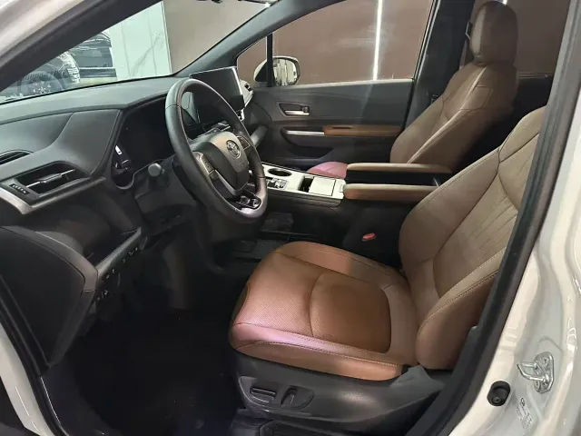 Toyota Sienna — Фото автомобиля 4