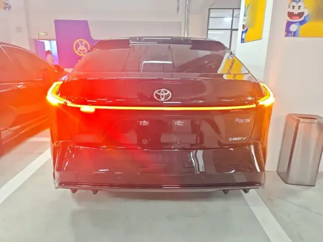 Toyota bZ5 — Фото автомобиля 5