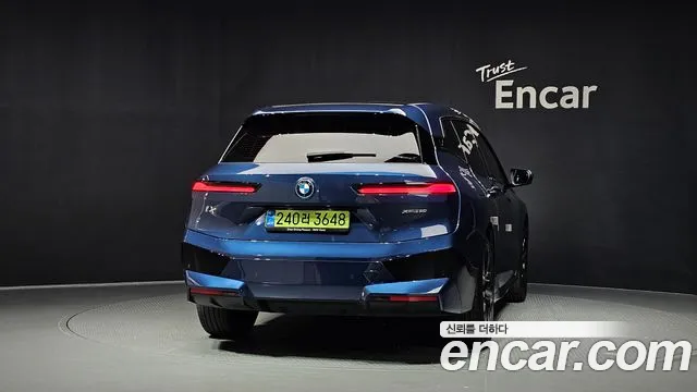 BMW iX — Фото автомобиля 4