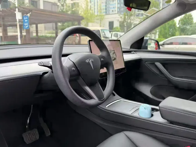 Tesla Model Y — Фото автомобиля 4