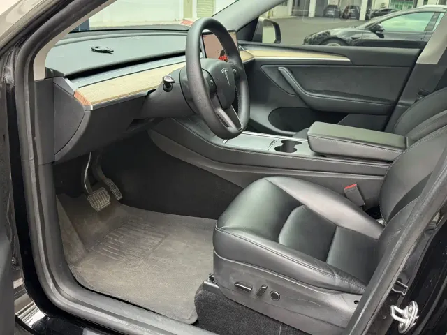 Tesla Model Y — Фото автомобиля 6