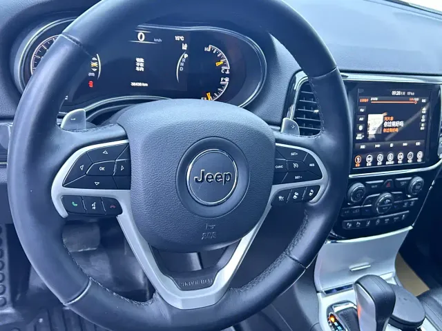 Jeep Grand Cherokee — Фото автомобиля 13
