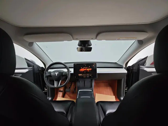 Tesla Model Y — Фото автомобиля 17