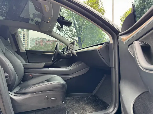 Tesla Model Y — Фото автомобиля 10