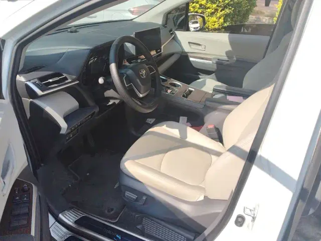 Toyota Sienna — Фото автомобиля 9